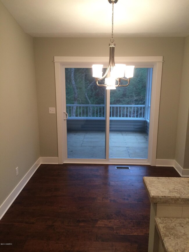 7098 N Crescent dining leading into scre