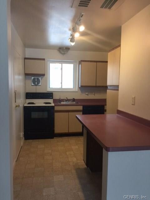 Eat-in Kitchen with electric stove, dishwasher, re