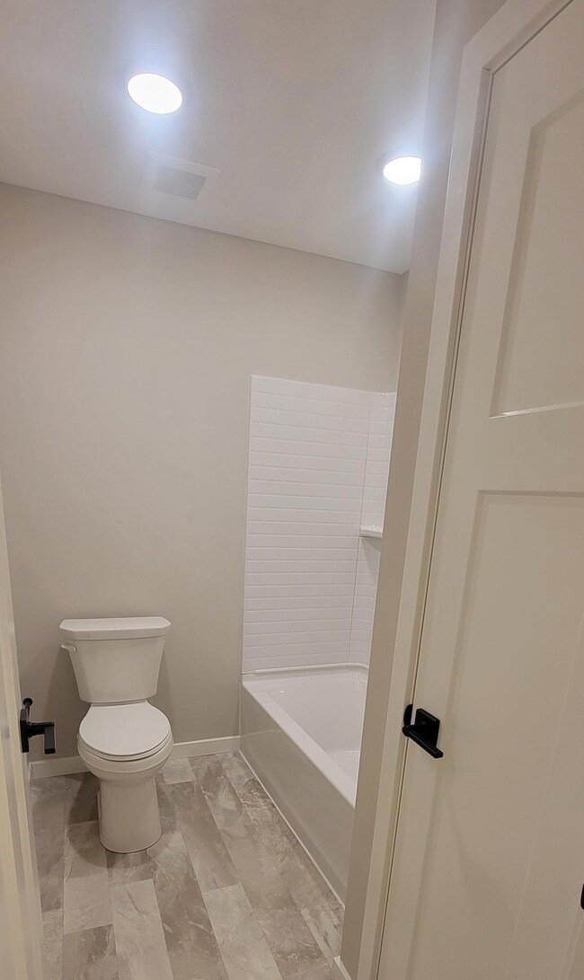 Ashton Full Bathroom Tub.jpg