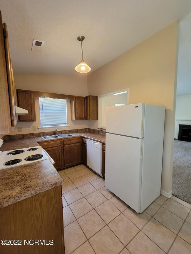 1801 Countrywood Blvd, Jacksonville, NC 28540 - photo 4