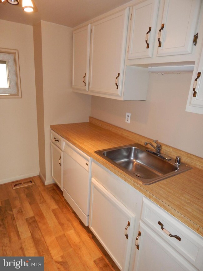 75 Dendron Ct, Parkville, MD 21234 - photo 5