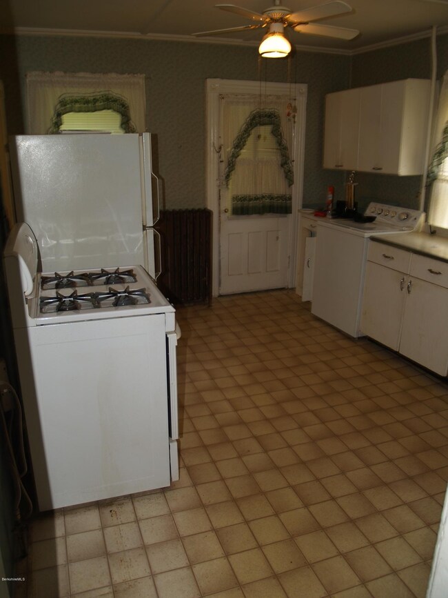 17 Tyler St, North Adams, MA 01247 - photo 6