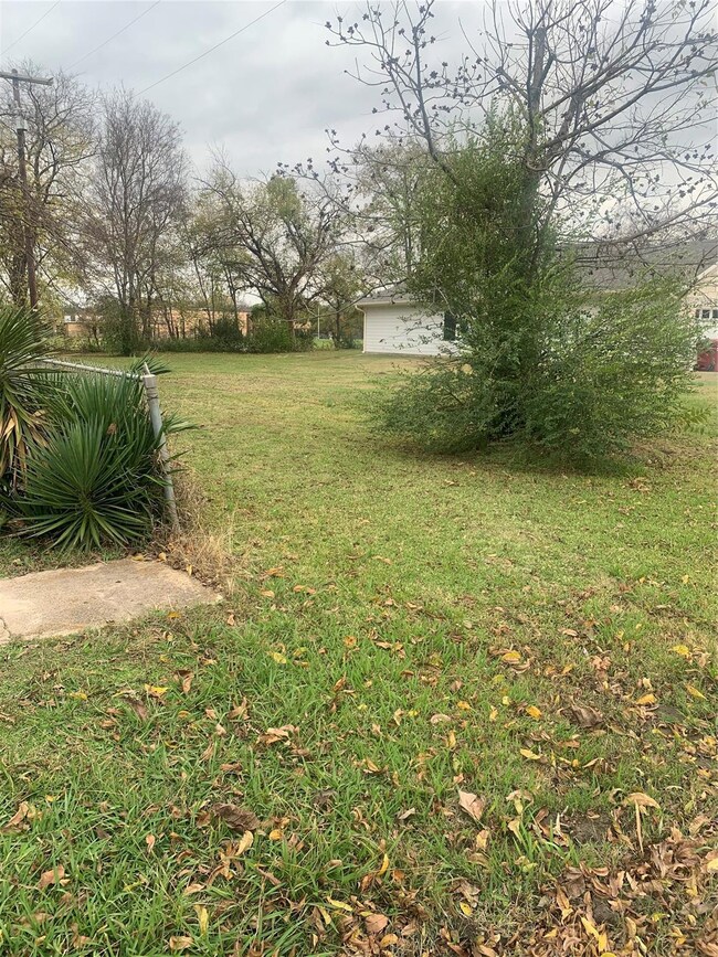 1328 Franklin Ave, Bonham, TX 75418 - photo 4