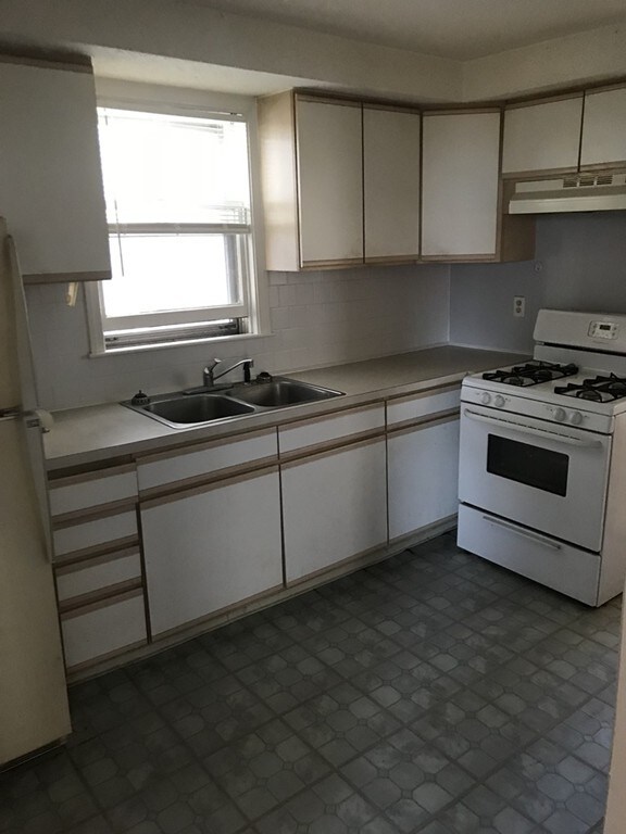 109 Plain St unit 1, Fall River, MA 02723 - photo 5