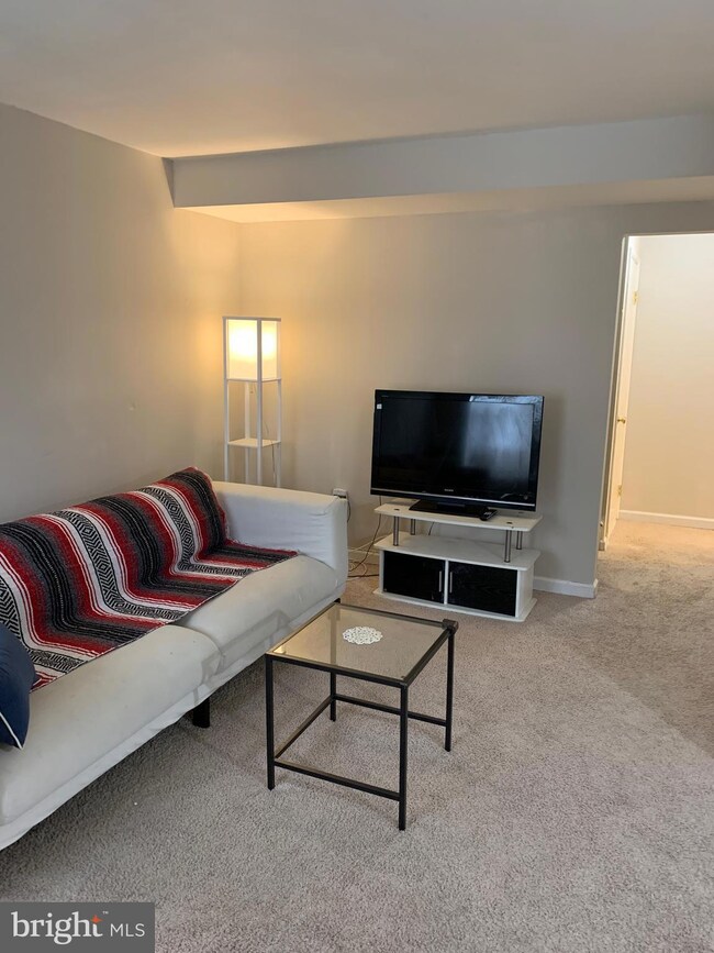 559 W Diamond Ave, Gaithersburg, MD 20877 - photo 3