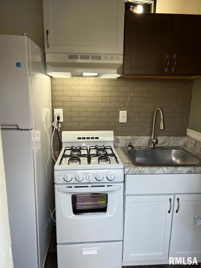 1335 E 9th St unit A, Davenport, IA 52803 - photo 4