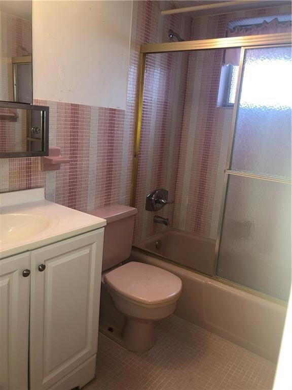 ***GUEST BATHROOM WITH TUB***
