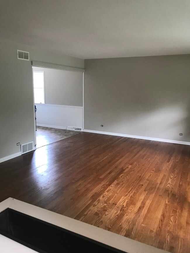 1040 Hemlock Ln, Naperville, IL 60540 - photo 2