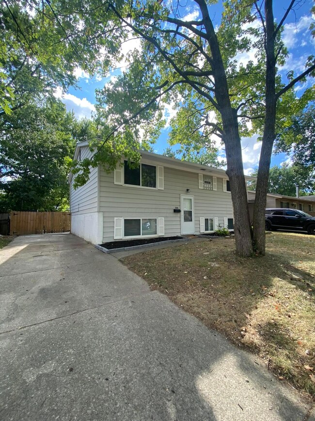 2696 Glenbriar St, Columbus, OH 43232 - photo 3