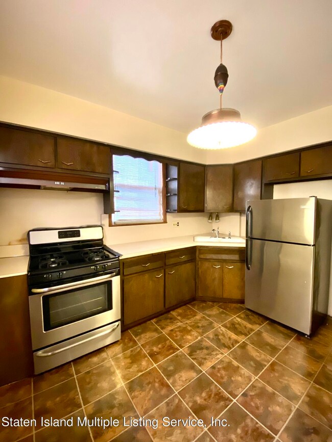845 Targee St unit 2, Staten Island, NY 10304 - photo 2