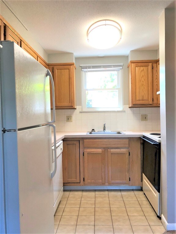 265 New Ludlow Rd unit D2, Chicopee, MA 01020 - photo 3