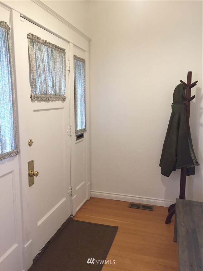 1723 Colby Ave, Everett, WA 98201 - photo 2