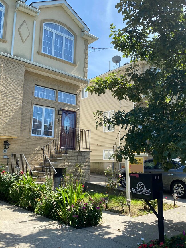 660 Quincy Ave, Staten Island, NY 10305 - photo 2