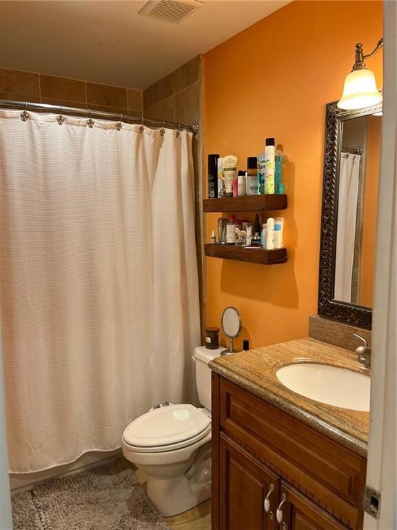 Cute hall bath