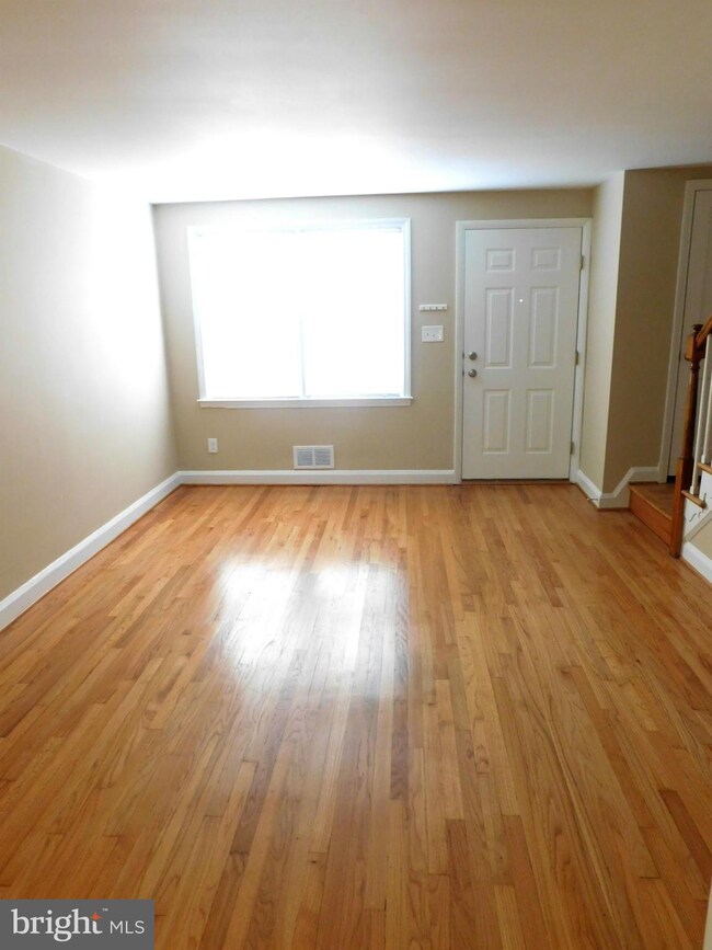 586 Lucia Ave, Baltimore, MD 21229 - photo 3