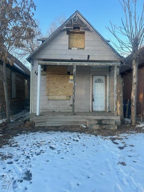front of home, front fenced yard