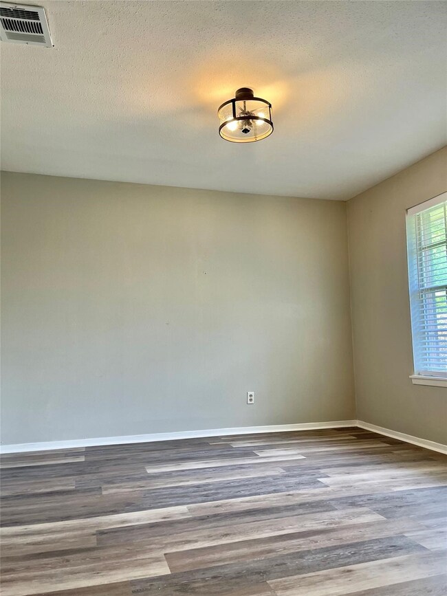 816 Barkley St, Houston, TX 77022 - photo 3