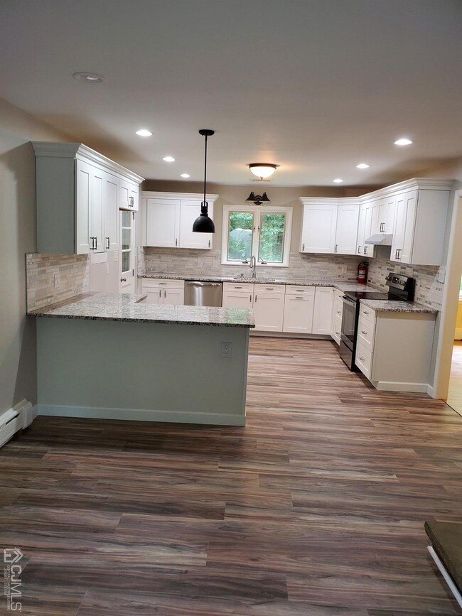 Updated kitchen with breakfast area (1)
