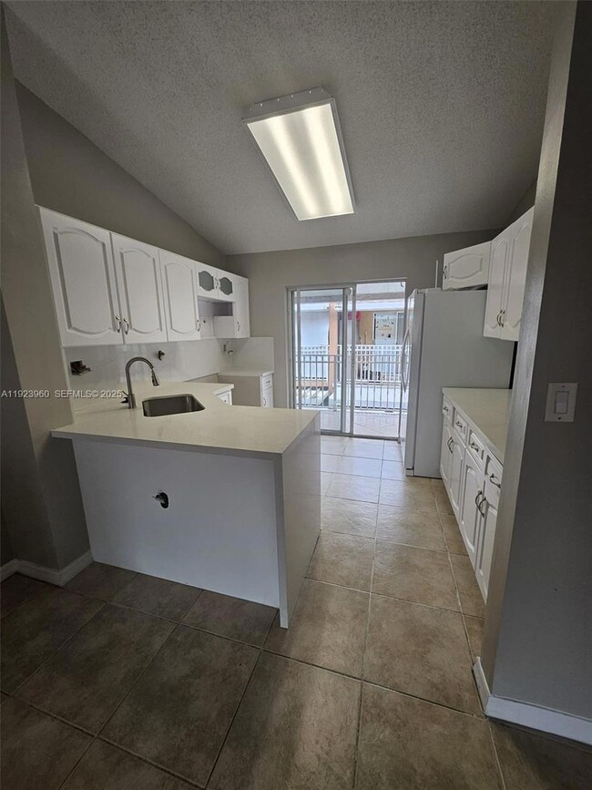 2527 W 76th St unit 208, Hialeah, FL 33016 - photo 4