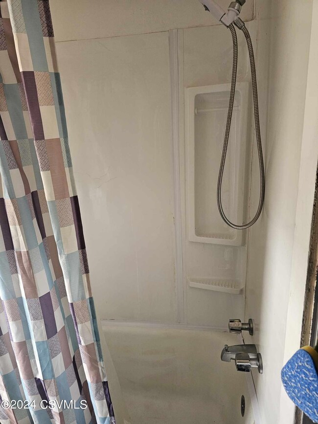 1242 W Walnut St, Coal Township, PA 17866 - photo 4