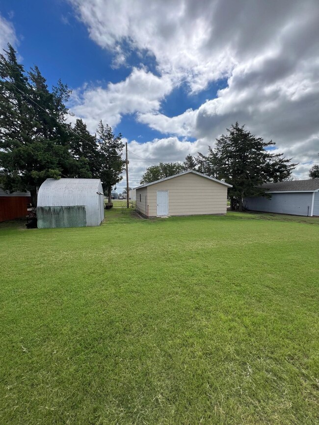 210 Benton St, Jetmore, KS 67854 - photo 5