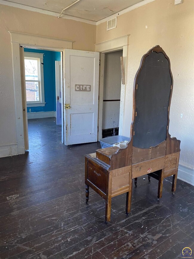 615 SW 9th St, Topeka, KS 66612 - photo 4