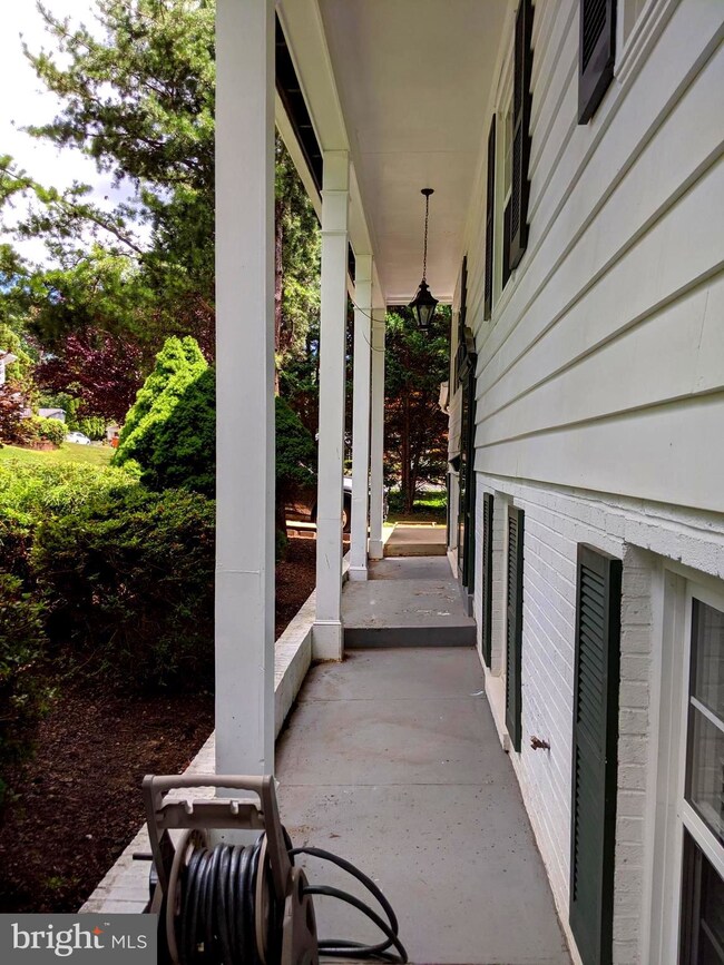 5022 Chanticleer Ave, Annandale, VA 22003 - photo 4