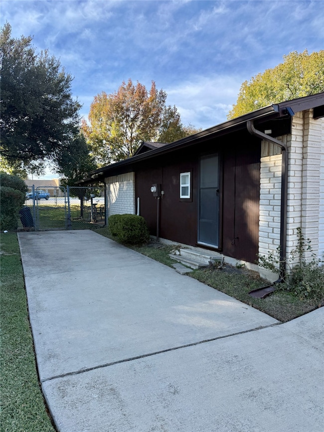 136 Village Dr, Lewisville, TX 75067 - photo 4