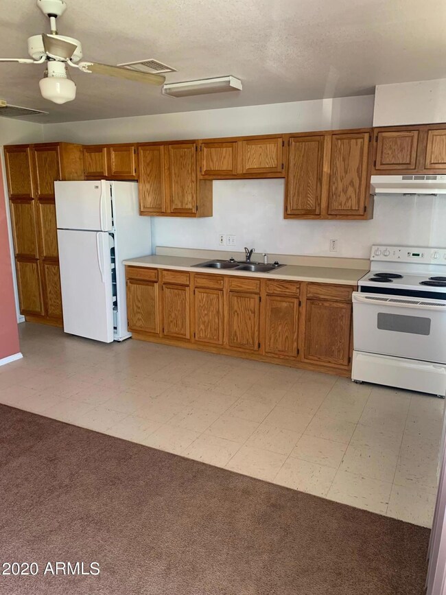 4015 N Montezuma Dr unit D, Eloy, AZ 85131 - photo 2