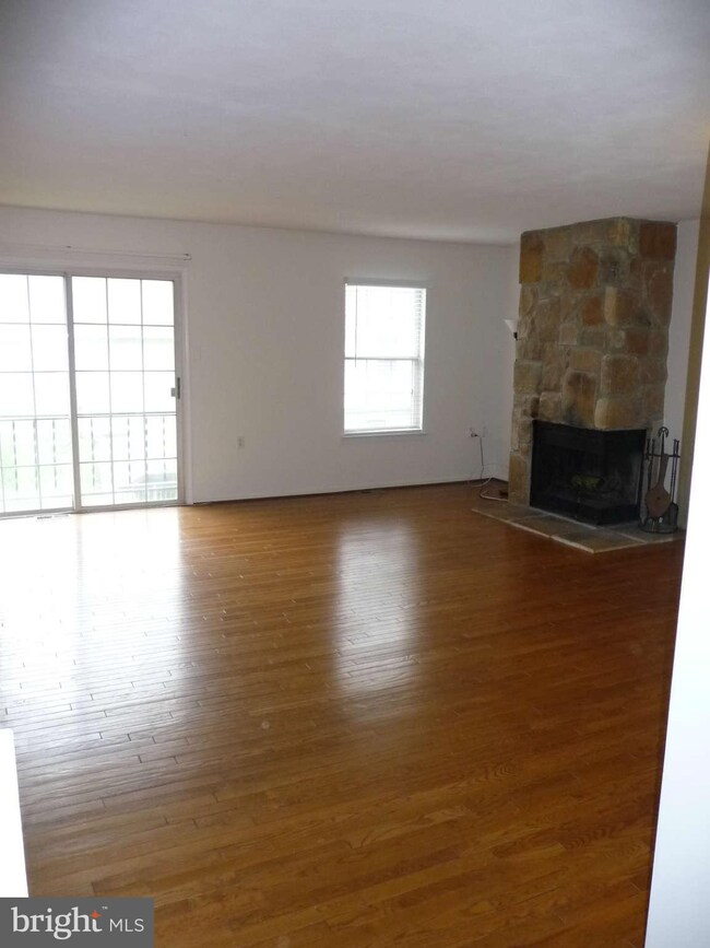 10254 Fern Pool Ct, Burke, VA 22015 - photo 4