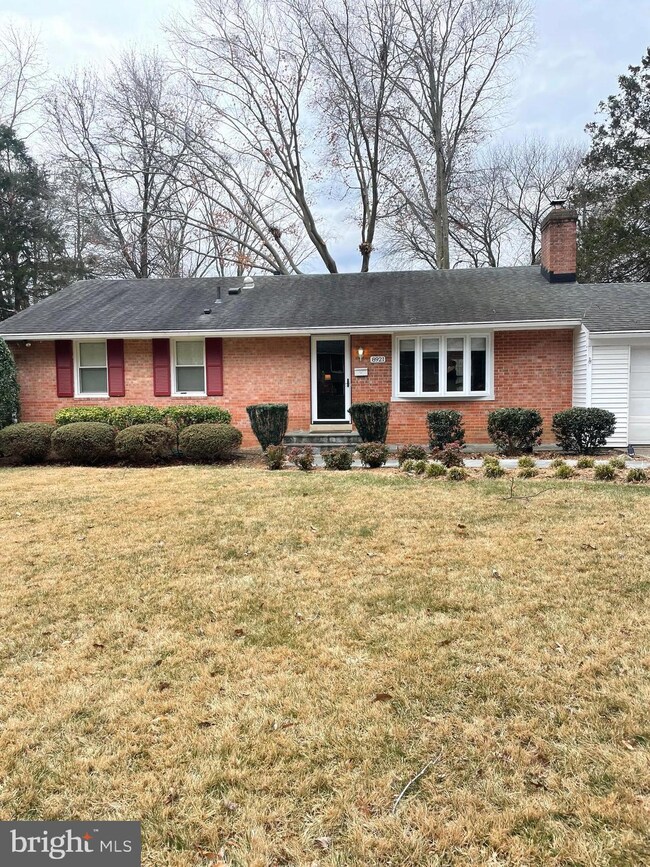 8921 Braeburn Dr, Annandale, VA 22003 - photo 3