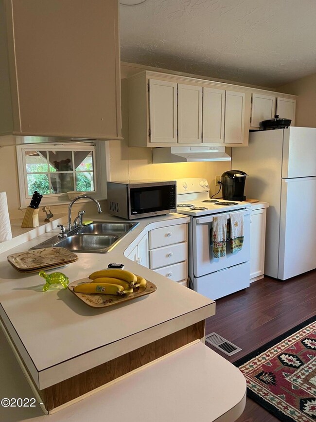 2424 NE 29th St, Lincoln City, OR 97367 - photo 6