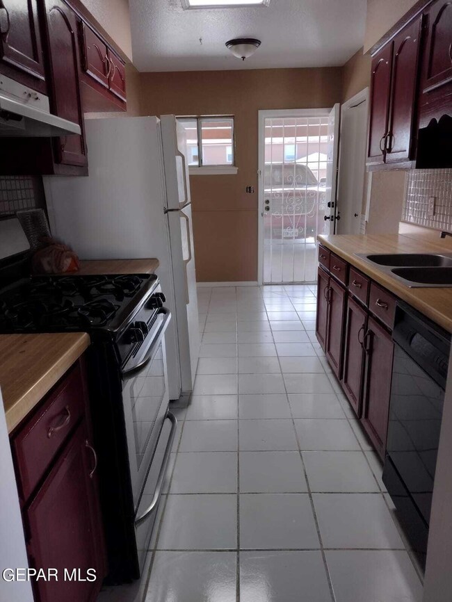 1592 Hartsdale Dr, Horizon City, TX 79928 - photo 7