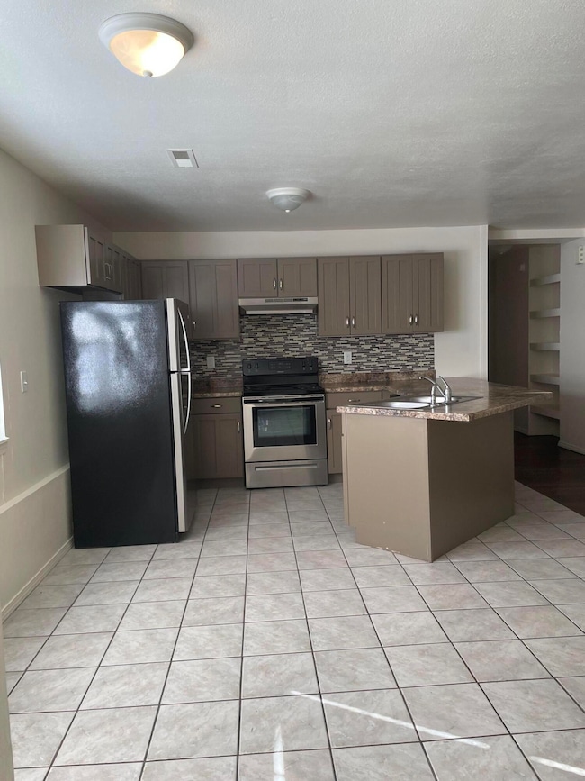 913 Kitchen