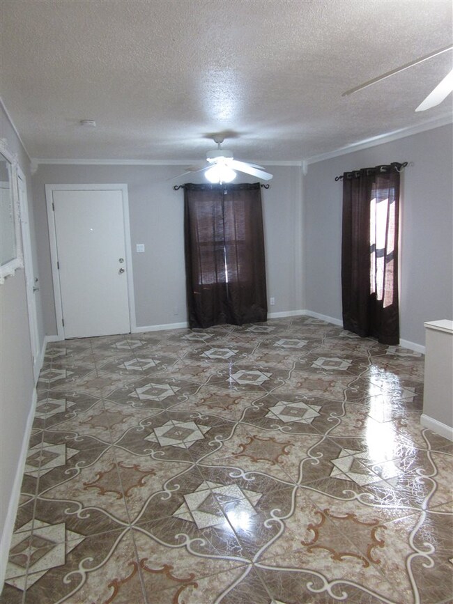 living room/ dining combo- this is a must see in p