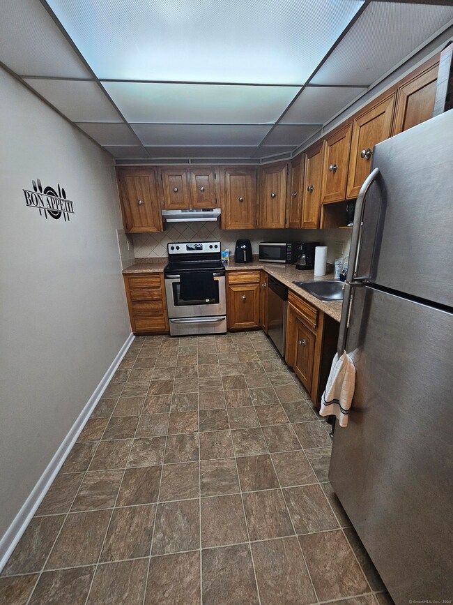 252 Harlem Ave unit B6, Bridgeport, CT 06606 - photo 2