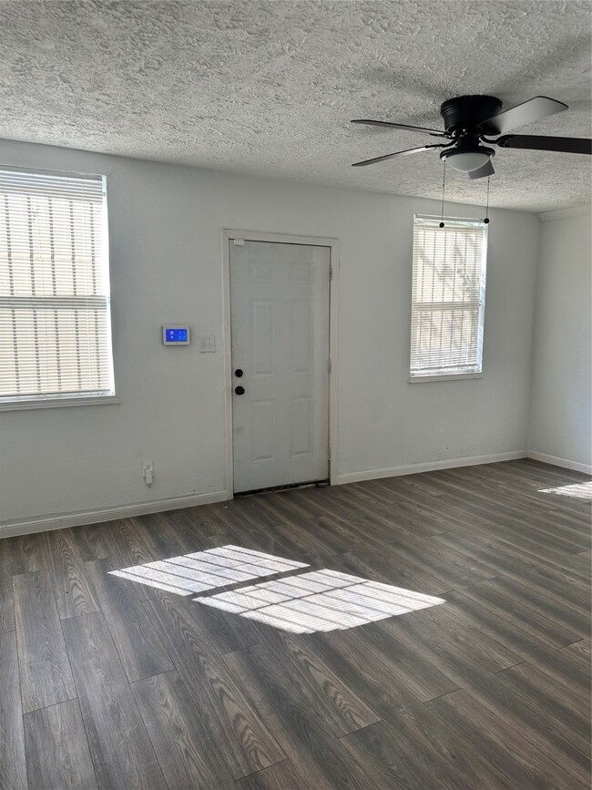 978 Ringold St unit B, Houston, TX 77088 - photo 2