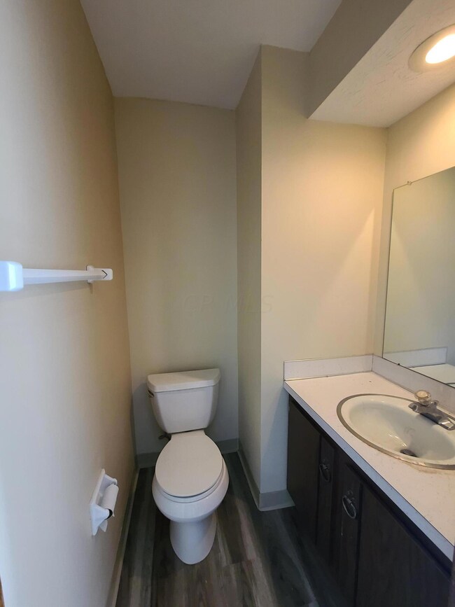 5060 Godown Rd unit E, Columbus, OH 43220 - photo 4