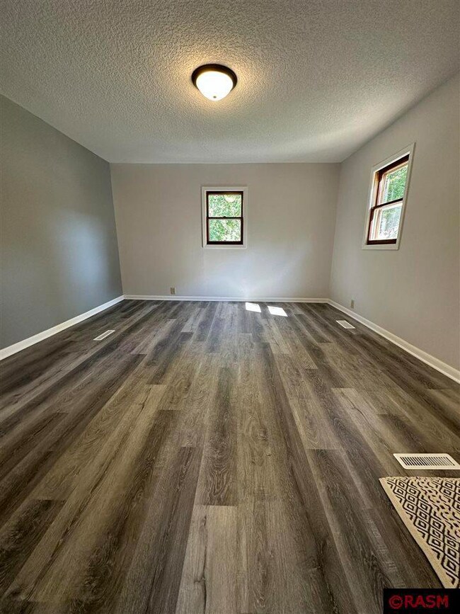 422 422 W 3rd St, Mankato, MN 56001 - photo 2