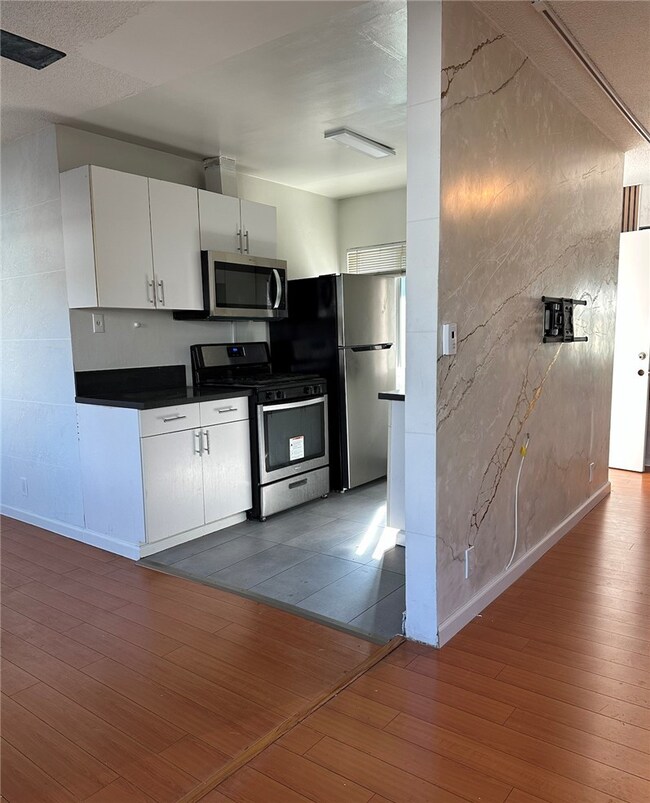 6643 De Longpre Ave unit 5, Los Angeles, CA 90028 - photo 2