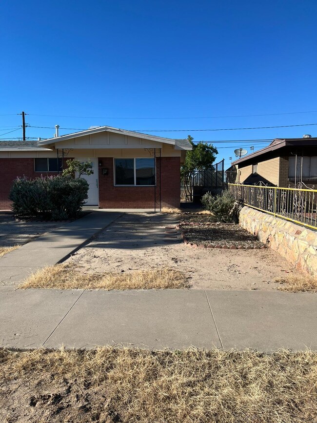 337 Gladys Ave, El Paso, TX 79915 - photo 2