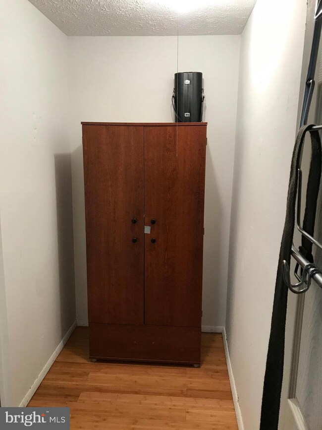 8173 Willowdale Ct, Springfield, VA 22153 - photo 5