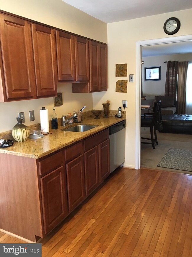 7026 Cipriano Woods Ct, Lanham, MD 20706 - photo 3