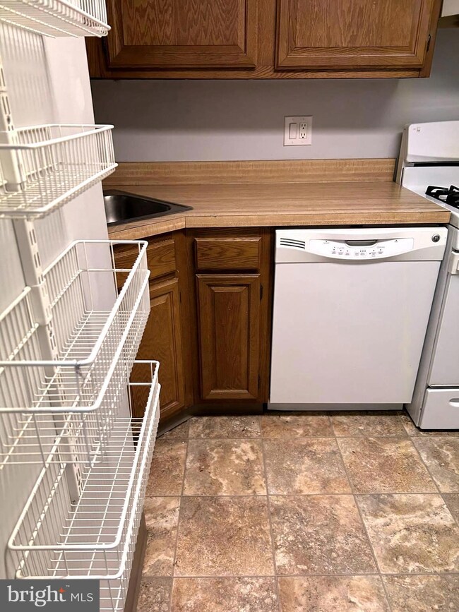 1542 Northgate Square unit 12A, Reston, VA 20190 - photo 2