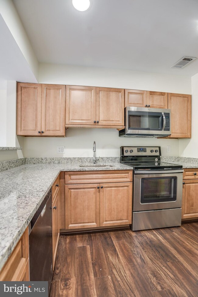 5700 Chapman Mill Dr unit 410, Rockville, MD 20852 - photo 4