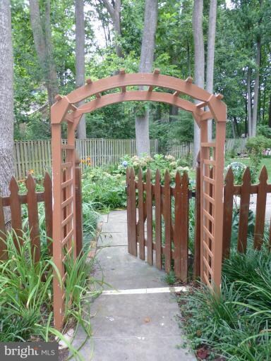 9308 Raintree Rd, Burke, VA 22015 - photo 4