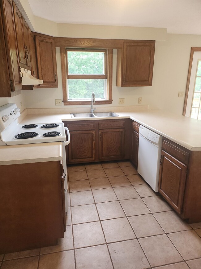 165 Old Derry Rd unit B, Hudson, NH 03051 - photo 5