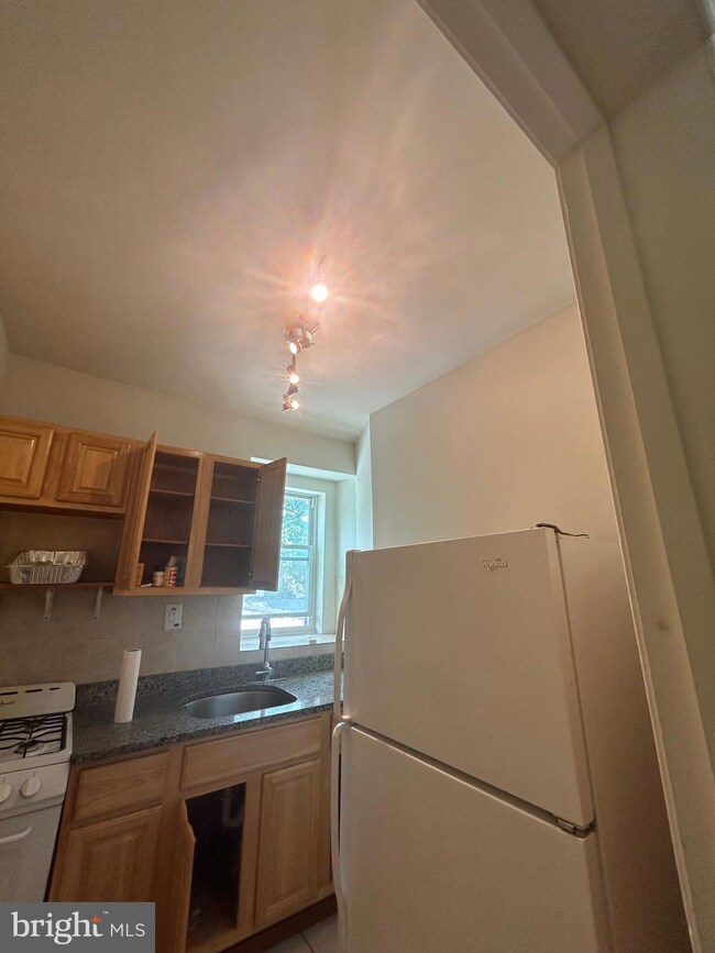 1628 N 52nd St unit 3, Philadelphia, PA 19131 - photo 3