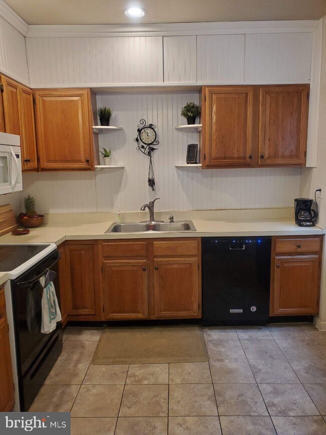 459 E Strawberry St, Lancaster, PA 17602 - photo 2