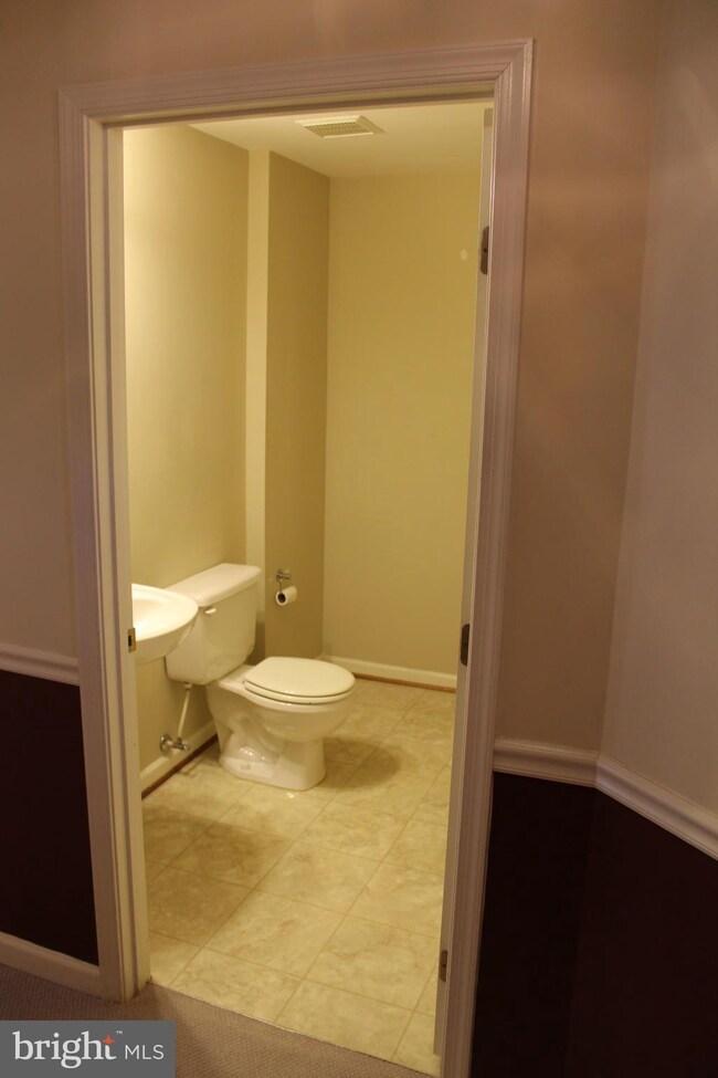 2544 Banshire Dr, Herndon, VA 20171 - photo 5